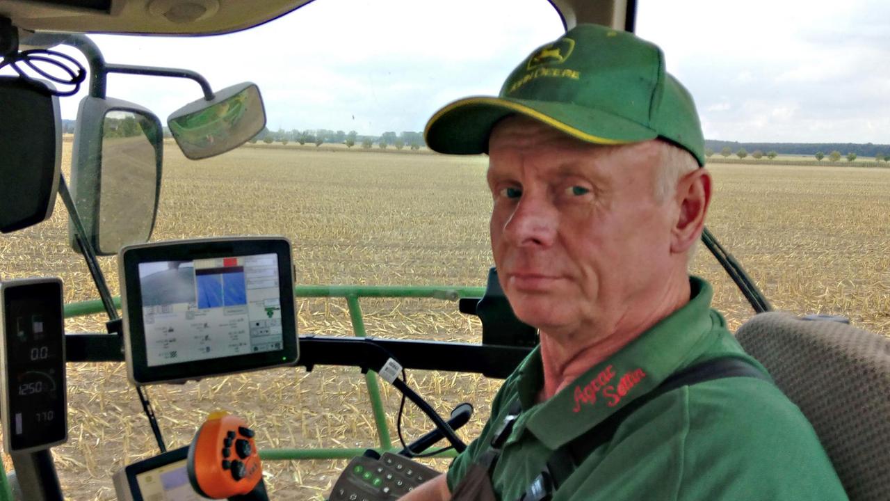 Norbert Dähn in seinem Traktor bei der Maisernte