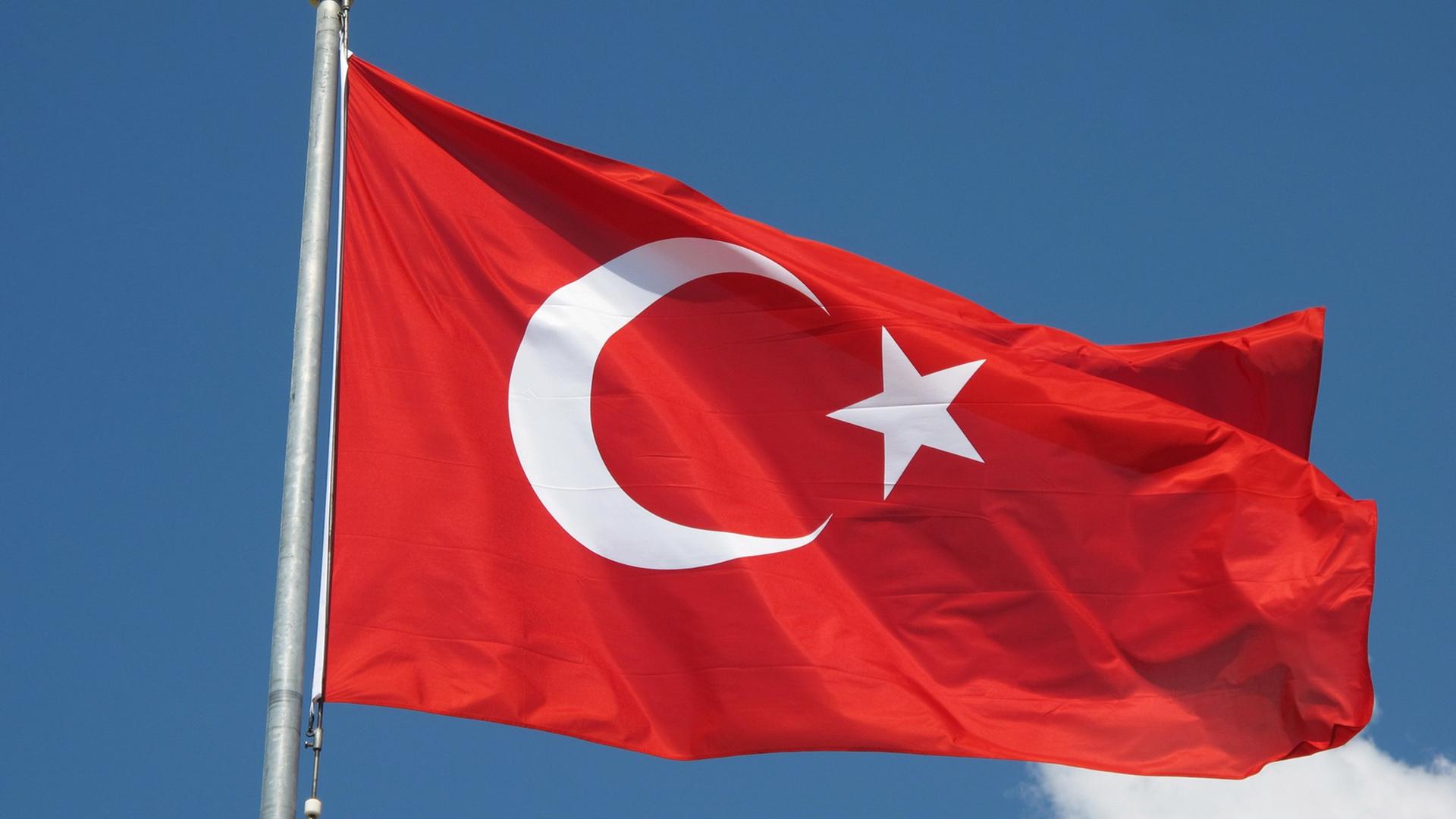 Eine türkische Fahne weht im Wind.