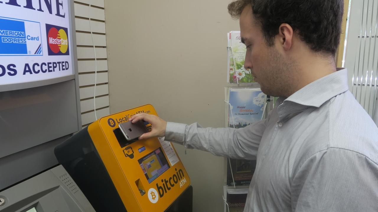 Einer von mehreren hundert Bitcoin-Automaten im kanadischen Toronto. Der Unternehmer und Interviewpartner Michael Gord zahlt gerade einhundert kanadische Dollar auf seine digitale Bitcoin-Wallet ein.