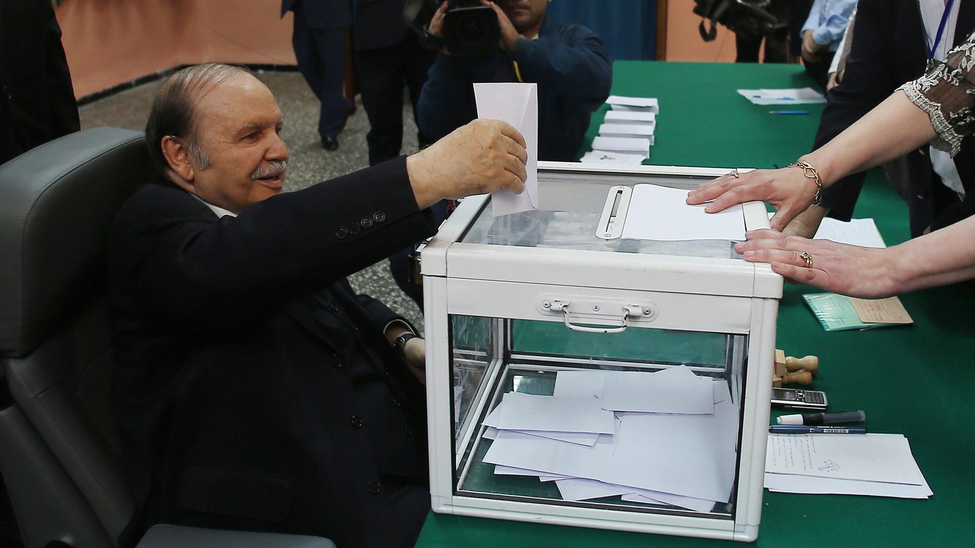Algeriens Präsident Abdelaziz Boureflika, im Rollstuhl sitzend, hat am 17.04.2014 seine Stimme zur Präsidentschaftswahl abgegeben.