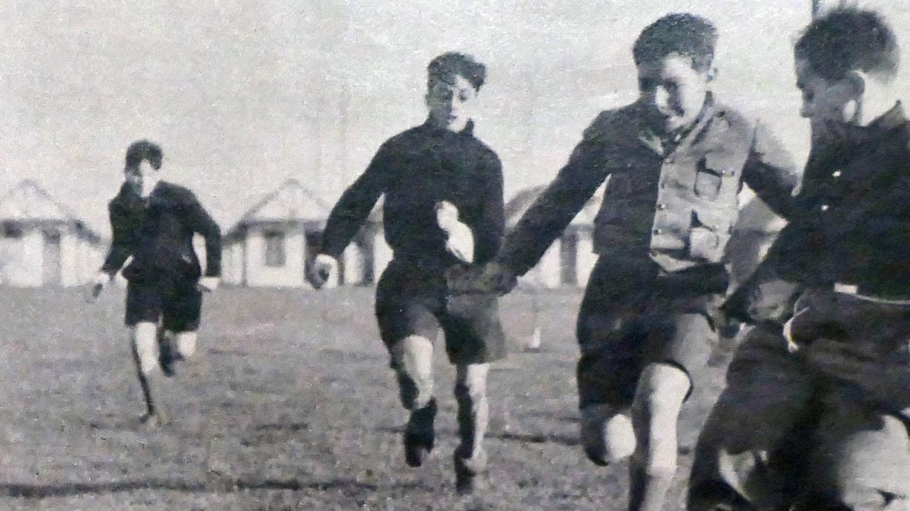 Jüdische Kinder aus Deutschland spielen 1938 im englischen Exil Fußball
