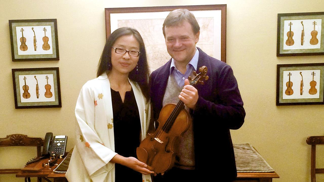 Violinist Frank Peter Zimmermann bekommt in New York, von Liya Yu, der Tochter eines chinesisch-deutschen Unternehmers, eine Stradivari übergeben. Die millionenschwere Geige hat Zimmermann als Leihgabe von ihrem Besitzer erhalten.