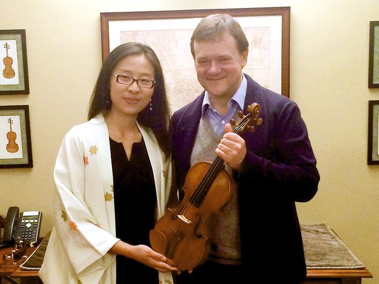 Violinist Frank Peter Zimmermann bekommt in New York, von Liya Yu, der Tochter eines chinesisch-deutschen Unternehmers, eine Stradivari übergeben. Die millionenschwere Geige hat Zimmermann als Leihgabe von ihrem Besitzer erhalten.