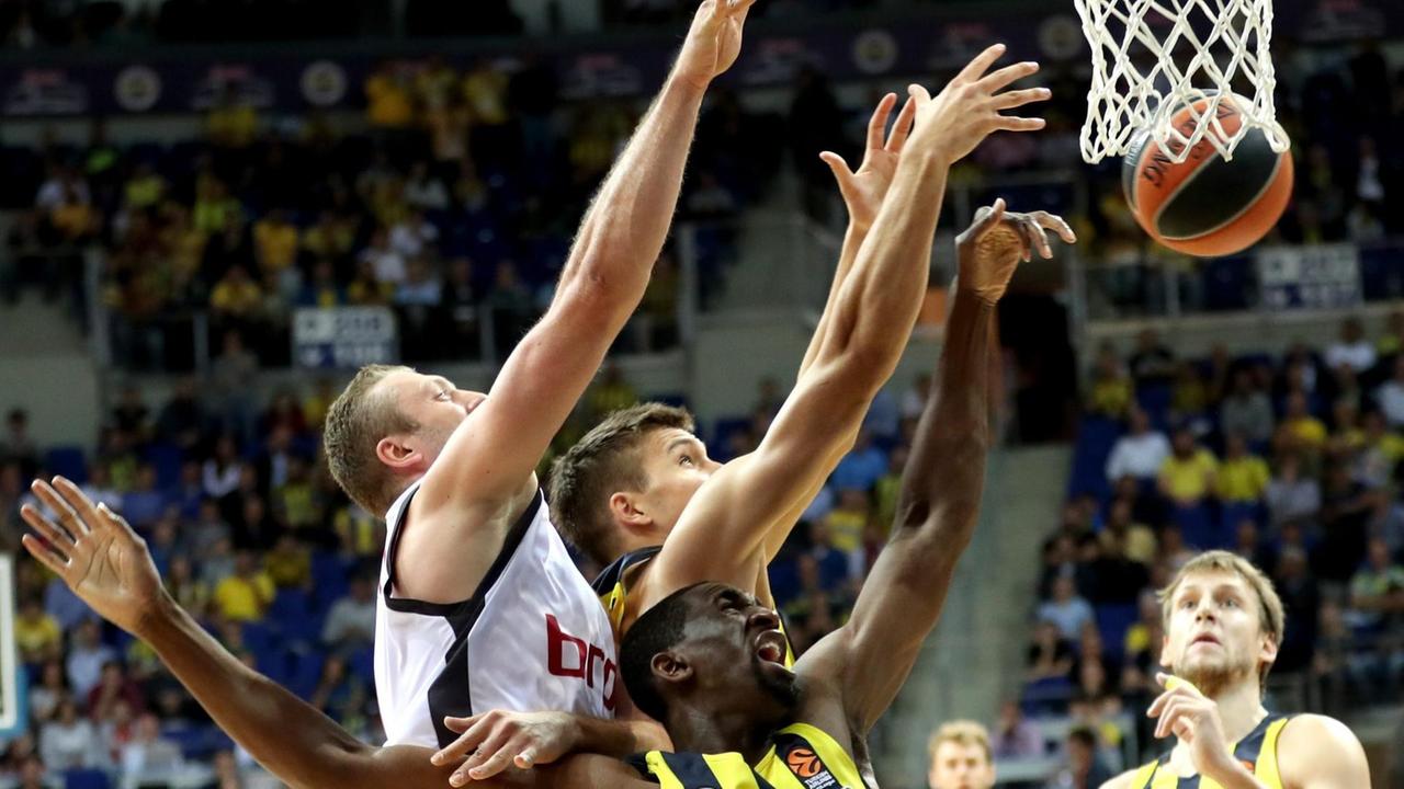 Die Brose Baskets Bamberg beim ersten Spiel der Euroleague-Saison 2016717 gegen Fenerbahce Istanbul.
