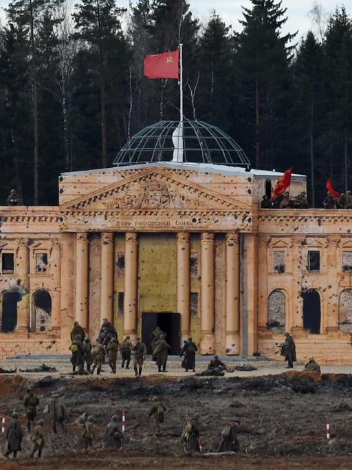 Im Patriotenpark in der Nähe von Moskau stürmen freiwillige Darsteller eine verkleinerte Nachbildung des Reichstags. Die Schlacht um Berlin am Ende des Zweiten Weltkriegs wird hier nachgestellt.