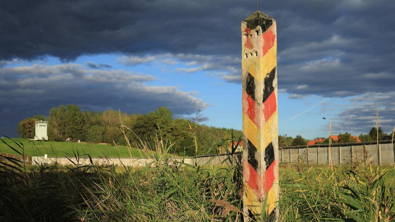 Ein verwitterter Grenzpfosten der DDR an der früheren innerdeutschen Grenze