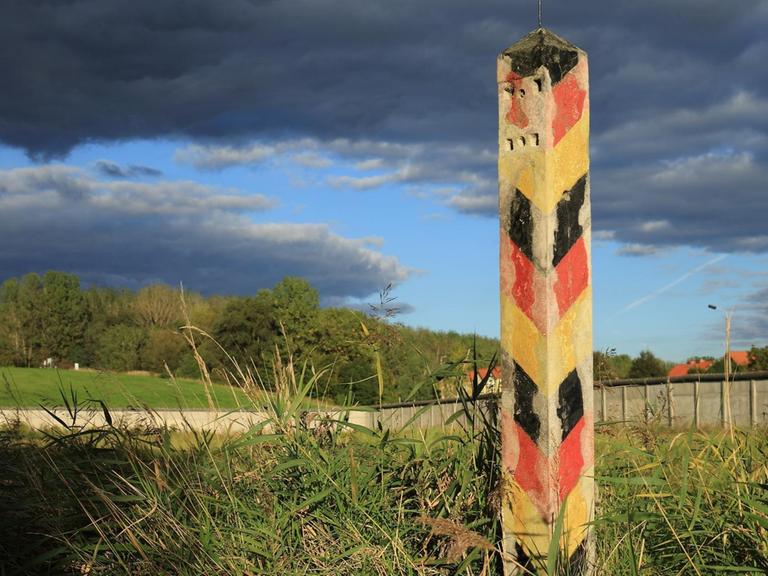 Ein verwitterter Grenzpfosten der DDR auf dem Gelände des Grenzdenkmals in Hötensleben an der früheren innerdeutschen Grenze.
