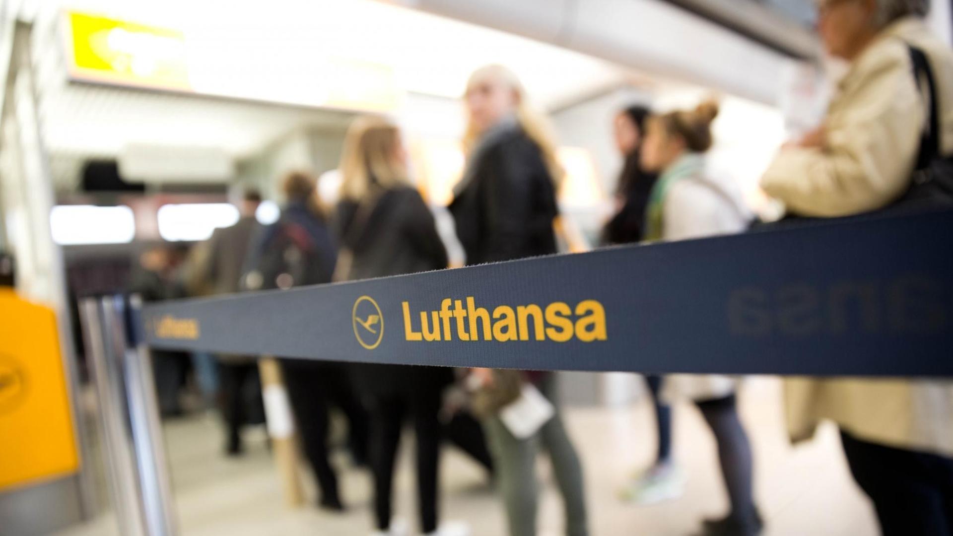 Flugreisende stehen an einem Lufthansa-Schalter auf dem Flughafen Tegel in Berlin.