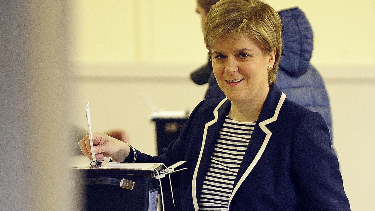 Schottische Regierungschefin Nicola Sturgeon bei der Stimmabgabe.