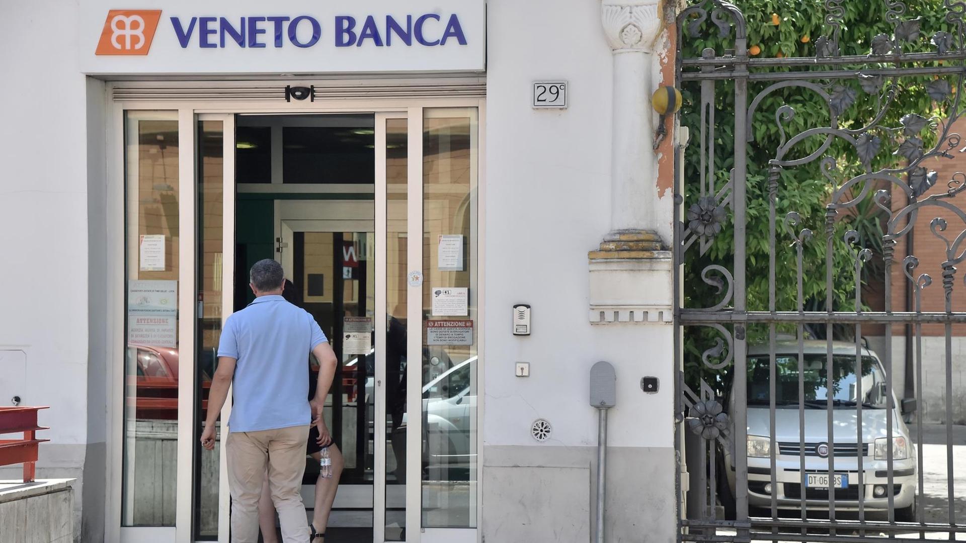 Ein Mann betritt eine Zweigstelle der italienischen Bank Veneto Banca in Rom. Sie wird zusammen mit der Banca Popolare di Vicenza von der italienischen Regierung abgewickelt.