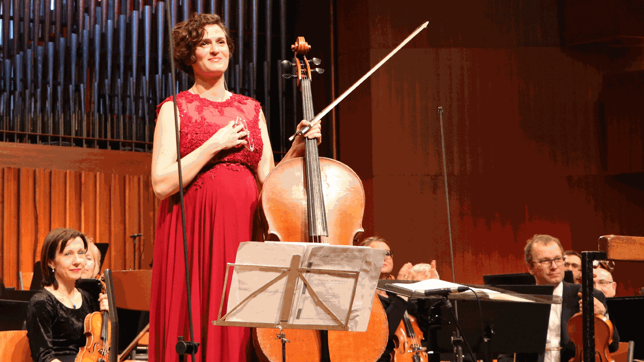 Die Cellistin Monika Leskovar und das Kroatische Rundfunksinfonieorchester unter der Leitung von Enrico Dindo am 18.4.2019 im Vatroslav-Lisinski-Konzertsaal in Zagreb