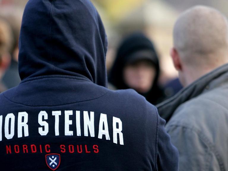 Ein Teilnehmer eines Neonazi-Aufmarsches im brandenburgischen Seelow trägt ein Kapuzen-Shirt der Modemarke Thor Steinar, aufgenommen am 18.11.2006.