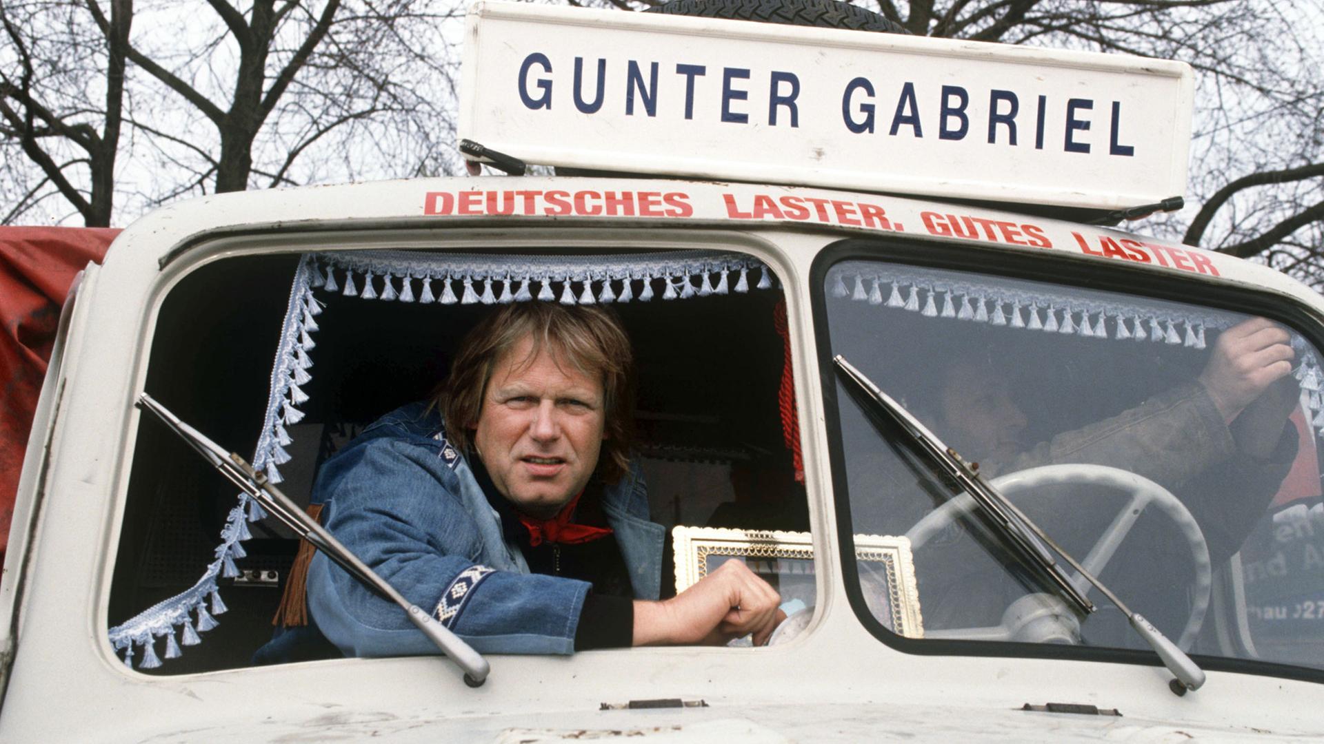 Der Country- und Schlagersänger Gunter Gabriel auf dem Beifahrersitz eines Lastwagens.