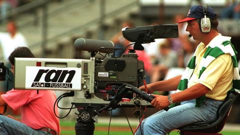 Die Fernsehkameras von SAT.1 sind überall dabei, wenn am 19. und 20.081994 der Startschuß für die 32. Spielserie der Fußball-Bundesliga vollzogen wird. Als Erstverwerter der Fernsehrechte wird der Privatsender auch 1994 und 95 bei allen Spielen präsent sein. Im rund 380-Millionen-Etat der 18 Profiklubs nehmen die geplanten Fernsehgelder mit 88,2 Millionen Mark einen gewichtigen Posten ein. Rund 4,1 Millionen Mark ist die Basissumme, die für die TV-Übertragungen pro Verein von den Sendern ausgeschüttet werden. Dazu kommen noch die Sonderzahlungen für Sonntagabendspiele, das "Spiel der Woche" etc. Und natürlich der Europacup, der bei sportlichen Erfolgen gigantische Summen garantiert. | Verwendung weltweit
