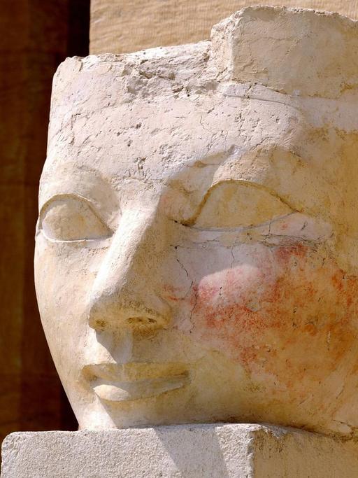 Büste des weiblichen Pharao Hatschepsut im Terrassentempel im Tal der Königinnen in Theben-West.