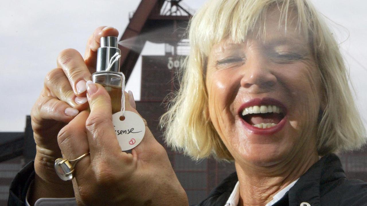 Die norwegische Künstlerin Sissel Tolaas versprüht vor dem Förderturm der Zeche Zollverein ihren Duft "Essence 2006". Den Geruch des Zechengeländes gewann die Künstlerin aus Kohlenstaub, Steinen, abgeschabter Farbe und Rost.