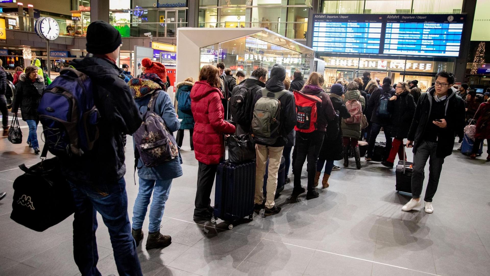 Reisende stehen im Berliner Hauptbahnhof und werden über den Streik informiert. Die Eisenbahn- und Verkehrsgewerkschaft (EVG) hat nach abgebrochenen Tarifgesprächen zu einem bundesweiten Warnstreik aufgerufen. Die Deutsche Bahn stellte deswegen bundesweit den Fernverkehr ein.