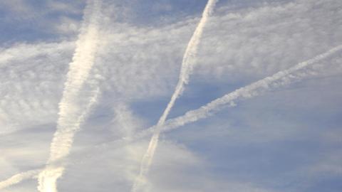 Am Himmel verteilen sich die nur langsam auflösenden Kondensstreifen zahlreicher Flugzeuge, die im Laufe des Morgens über der Region unterwegs waren