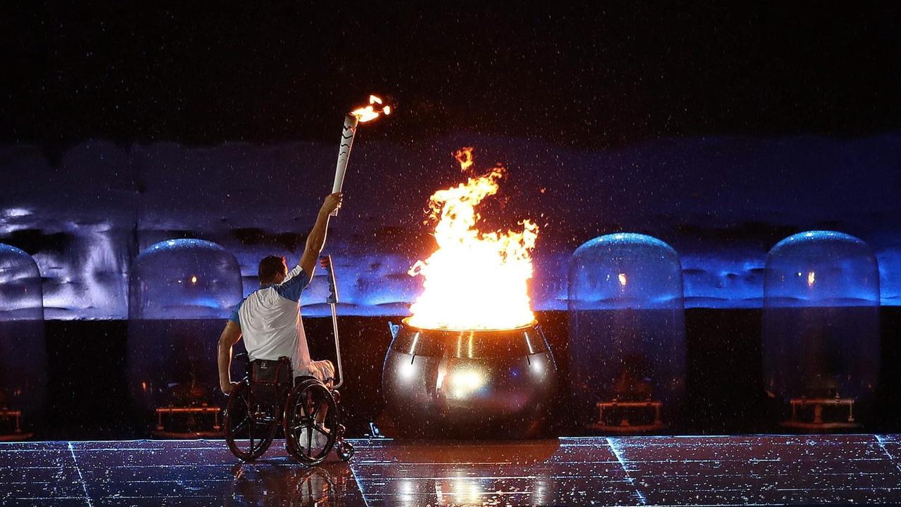 Der brasilianische Schwimmer Clodoaldo Silva entzündet als letzter Fackeltgräger das Feuer bei der Eröffnung der Paralympics im Stadion Maracana.