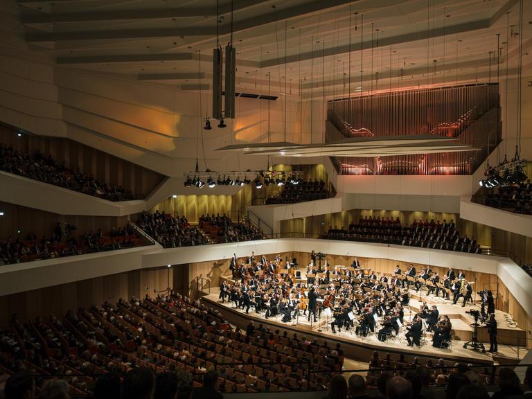 Musiker der Dresdner Philharmonie stehen am 28.04.2017 zum Eröffnungskonzert auf der Bühne des neuen Kulturpalastes in Dresden (Sachsen). Foto: Oliver Killig/dpa-Zentralbild/dpa | Verwendung weltweit