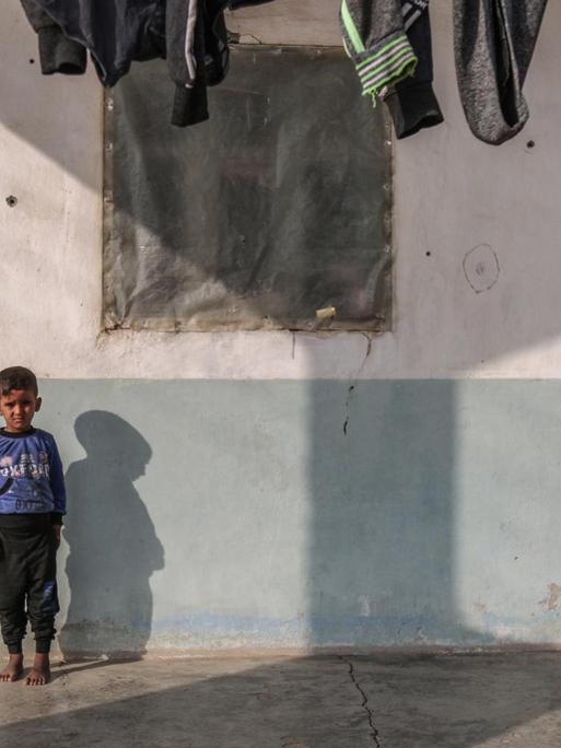 Syrien, Tal Abiad: Syrische Kinder spielen vor einem Haus, dessen Wand durch Einschusslöcher beschädigt ist. Die türkische Armee und türkisch unterstützte syrische Milizen sollen die Kontrolle über die Grenzstadt erobert haben, die zuvor von kurdischen Kämpfern kontrolliert worden war.