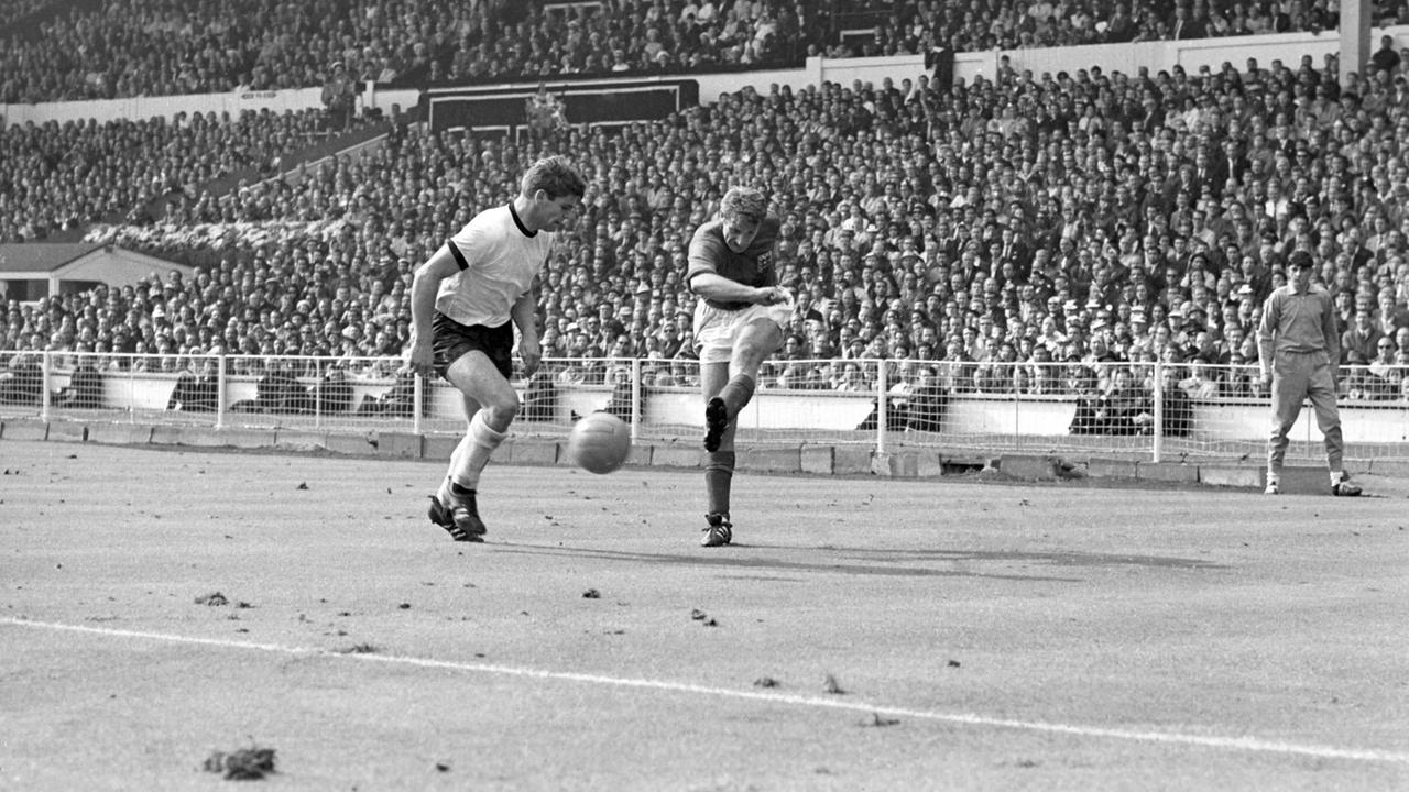 Fußball-WM 1966 - Finale - England - Deutschland 4:2 n.V. - Wolfgang Weber (l, DEU) und Roger Hunt (ENG).