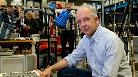 Der Projektleiter von der Landeeinheit "Philae", Stephan Ulamec, sitzt in Weßling (Bayern) am Deutschen Zentrum für Luft- und Raumfahrt (DLR) neben einer Versuchsanordnung mit der die Harpune von "Philae" getestet werden soll.