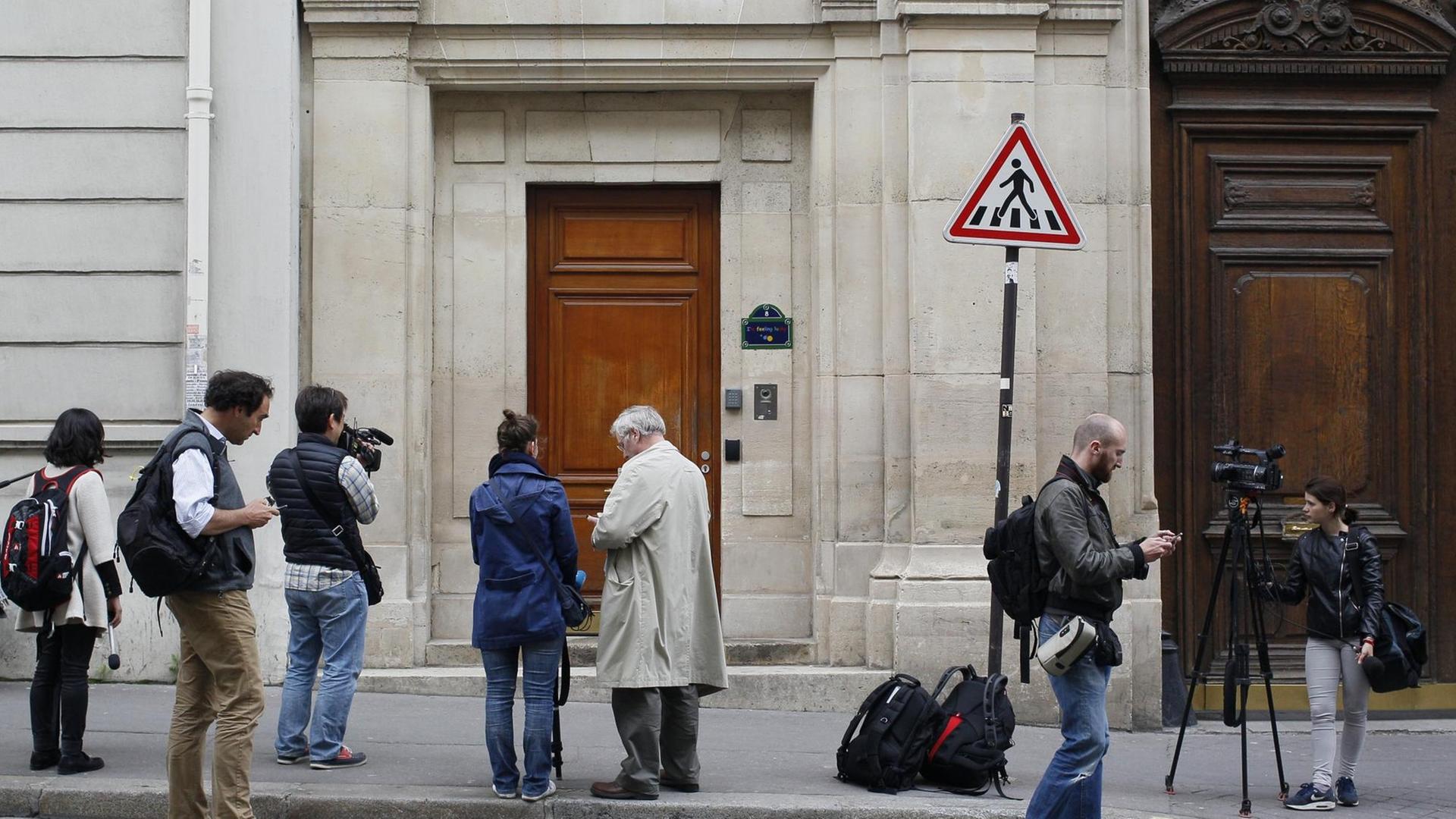 Journalisten warten vor dem Google-Büro in Paris, das durchsucht wurde.