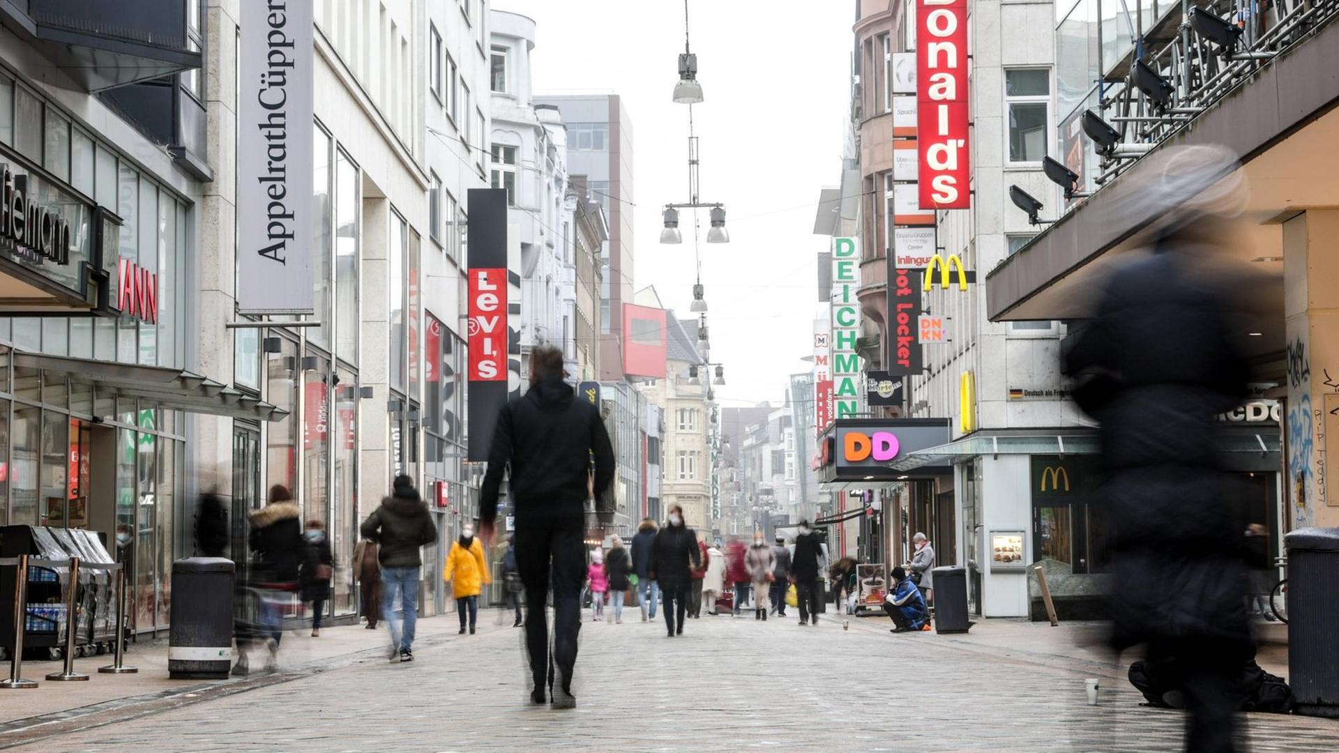 Das Foto zeigt Menschen in einer Dortmunder Einkaufs-Straße