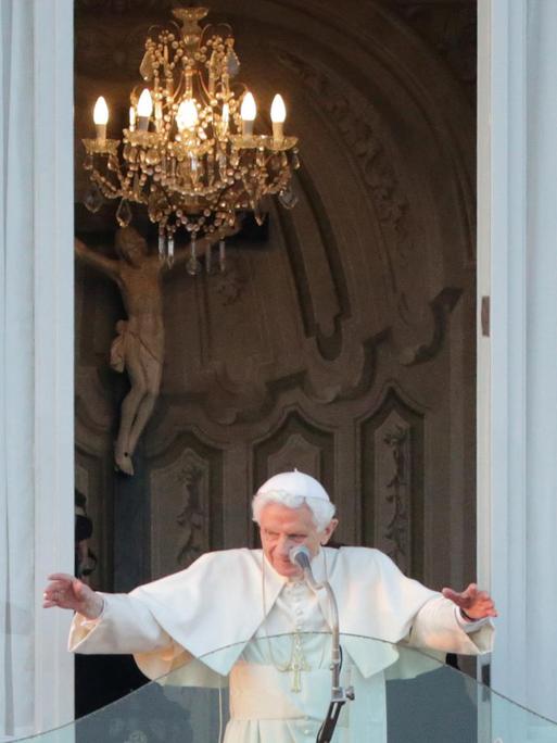 Papst Benedikt XVI. steht am 28.02.2013 auf dem Balkon des Apostolischen Palastes in Castel Gandolfo und grüßt die versammelten Gläubigen. Foto: Michael Kappeler/dpa (re-cropped version) | Verwendung weltweit