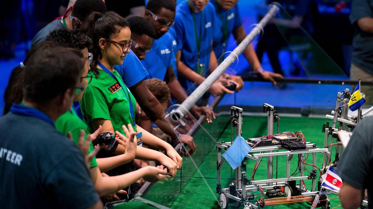 Schüler bereiten beim Wettbewerb "First Global Challenge 2017" in Washington D.C. ihre Roboter vor. Schüler aus mehr als 160 Ländern nehmen daran teil.