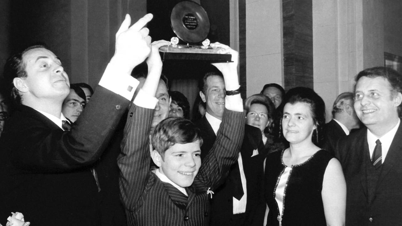Der Kinderstar Heintje wird am 24.01.1970 in Cannes mit einer Platin-Schallplatte ausgezeichnet.