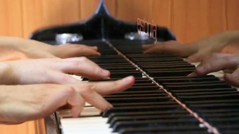 Ein Schüler beim Klavierunterricht 
