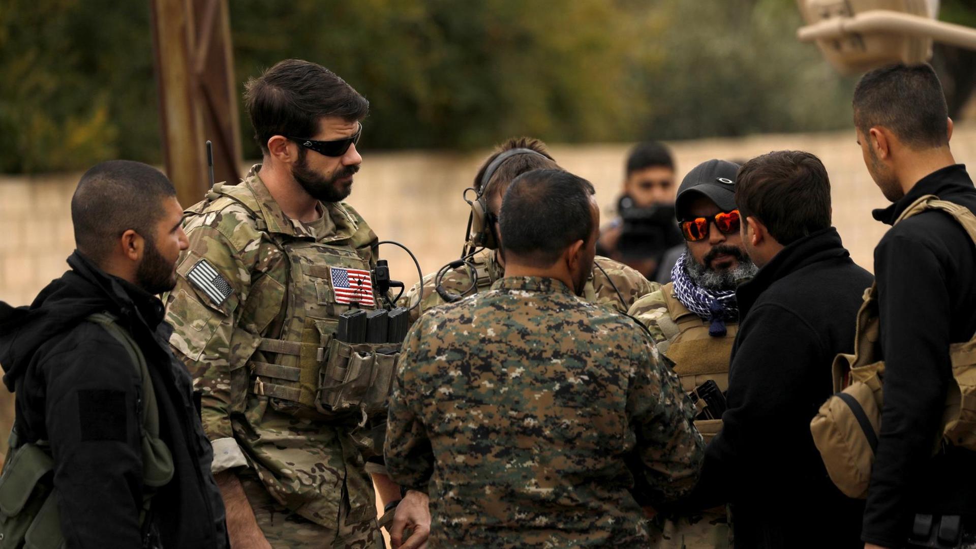 Das Foto zeigt Kämpfer der Syrischen Demokratischen Kräfte (SDF) und US-Soldaten in Al-Darbasiyah in Nordost-Syrien im November 2018.