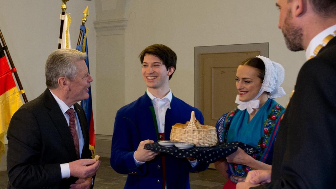 Bundespräsident Gauck wird im Rathaus Bautzen von Bürgern in sorbischer Tracht und Bürgermeister Alexander Ahrens empfangen.
