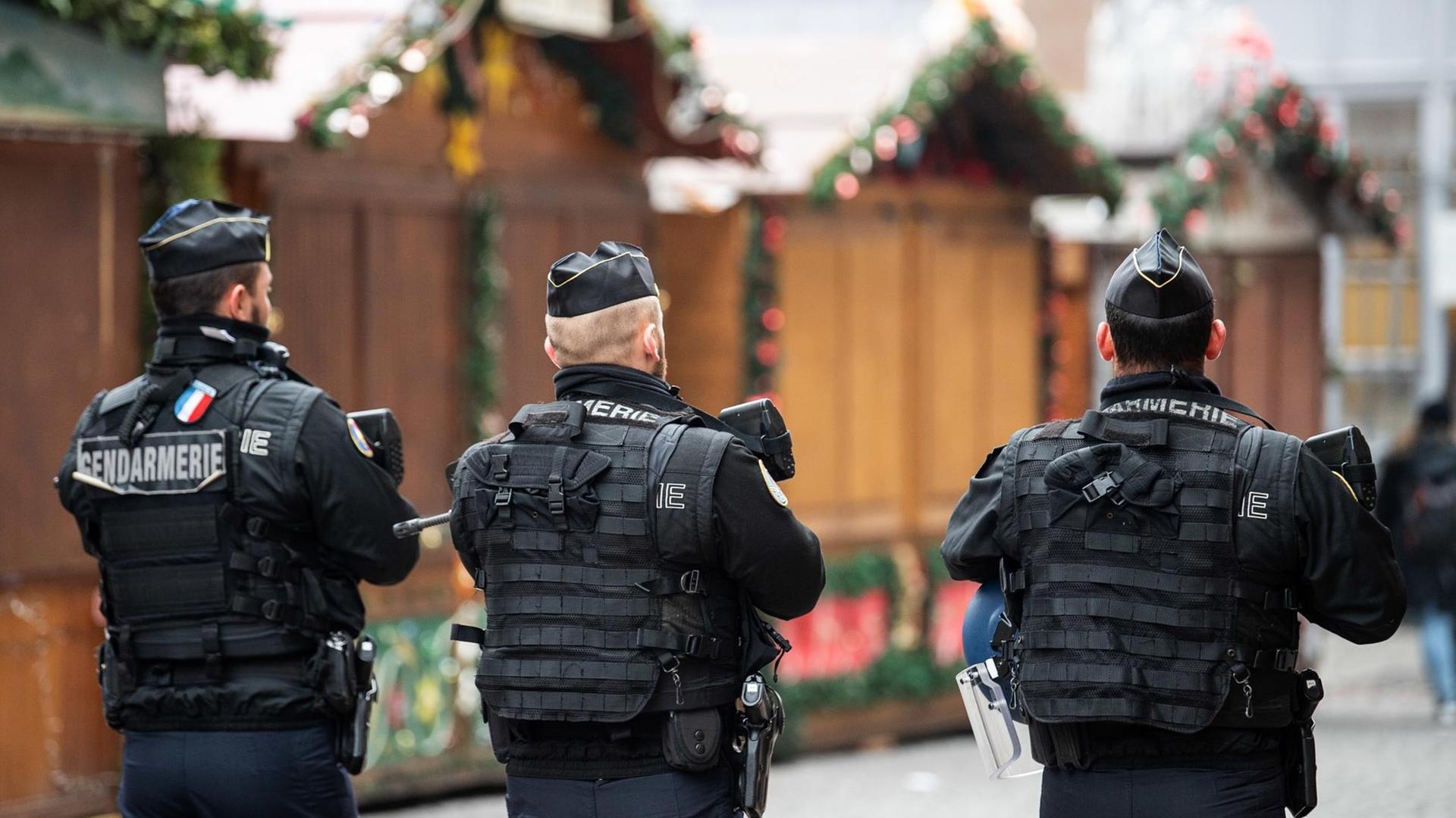 Französische Polizisten gehen nach dem Angriff über den Weihnachts-Markt von Straßburg.