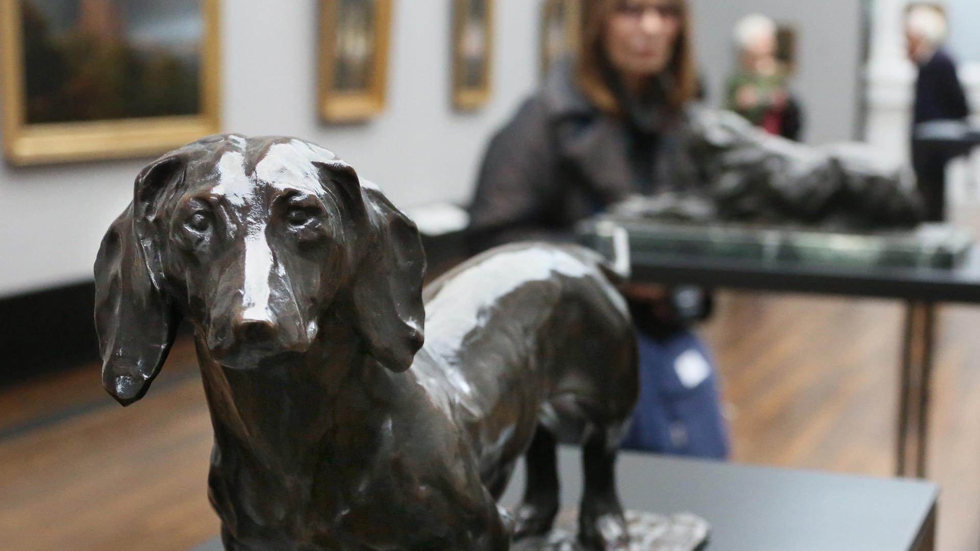 Die Skulptur "Dackel, Mein Hund Wurst" (um 1905) des italienischen Bildhauers Rembrandt Buggatti (1884 - 1916) ist am 26.03.2014 in der Alten Nationalgalerie in Berlin zu sehen. Die Skulptur "Dackel, Mein Hund Wurst" (um 1905) des italienischen Bildhauers Rembrandt Buggatti (1884 - 1916) ist am 26.03.2014 in der Alten Nationalgalerie in Berlin zu sehen.