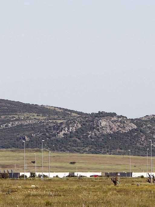 Blick auf den Flughafen von Ciudad Real mit dem Tower, im Hintergrund ist eine sind Berge zu sehen.