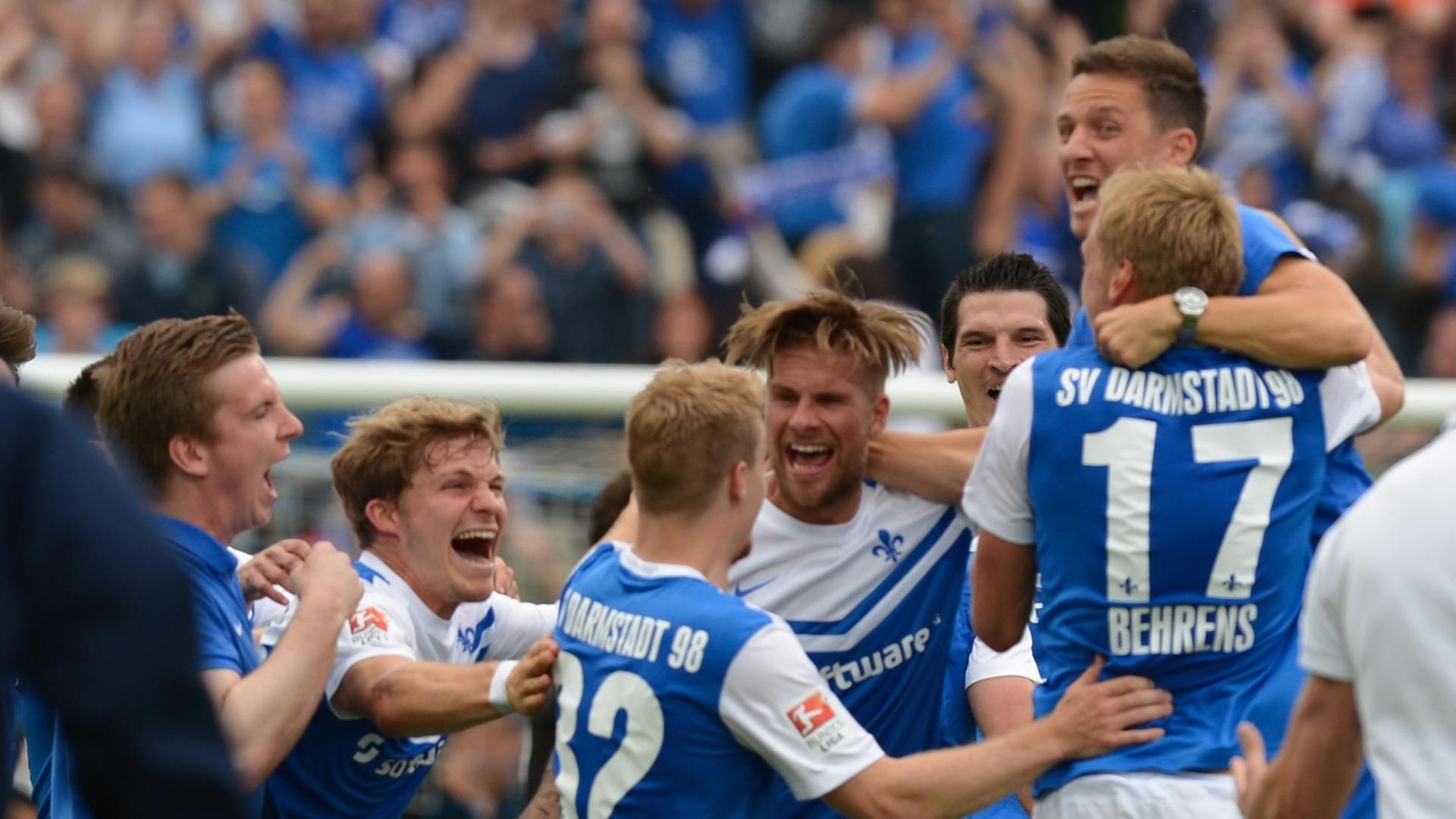Spieler des SV Darmstadt 98 liegen sich in den Armen nach dem Aufstieg