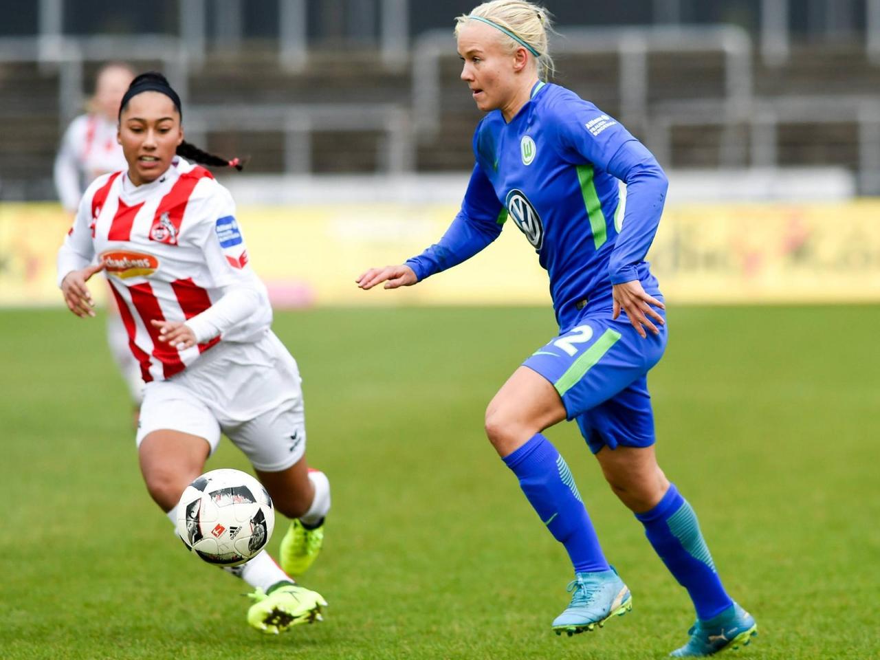 Vanessa Fürst (1. FC Köln, 4) und Pernille Harder (VfL Wolfsburg, 21) im Zweikampf.
