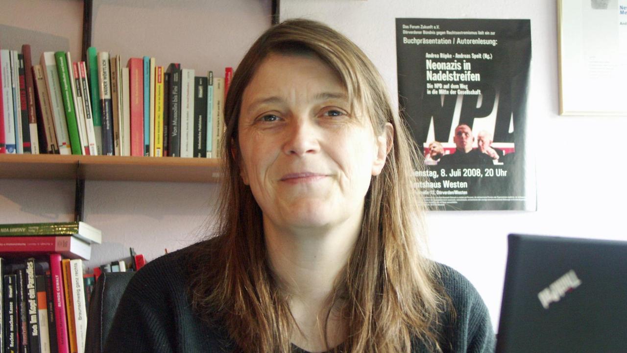 Journalistin und Rechtsextremismus-Expertin Andrea Röpke sitzt an ihrem Arbeitsplatz im Bremer Umland