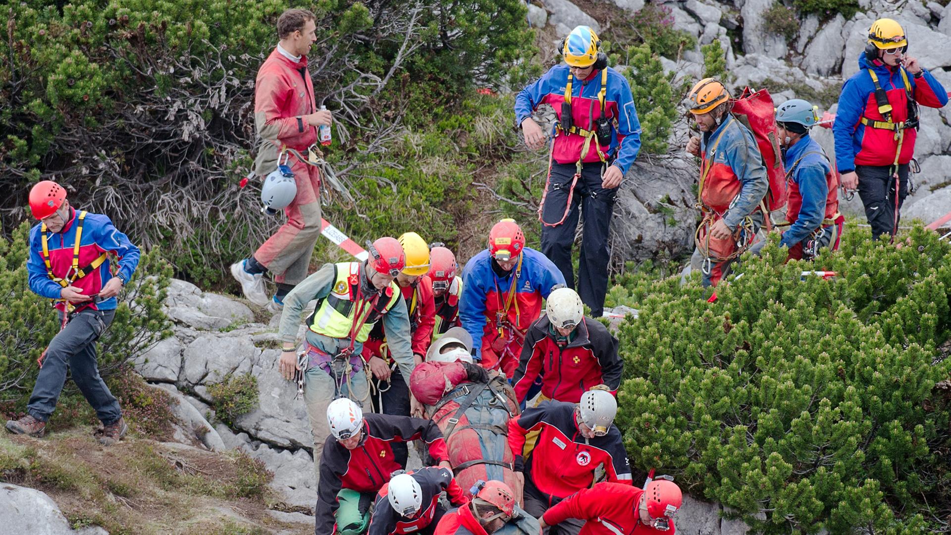Rettungskräfte tragen am 19.06.2014 am Untersberg bei Marktschellenberg (Bayern) nahe des Einstiegs der Riesending-Schachthöhle den verletzten Höhlenforscher Johann Westhauser auf einer Trage.
