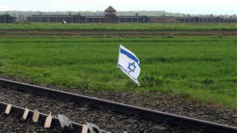 Eine israelische Flagge weht vor dem Konzentrationslager Birkenau in Polen