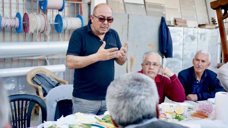 Niyazi Kızılyürek, zypriotischer Kandidat für die Europawahl, spricht zu Bürgern