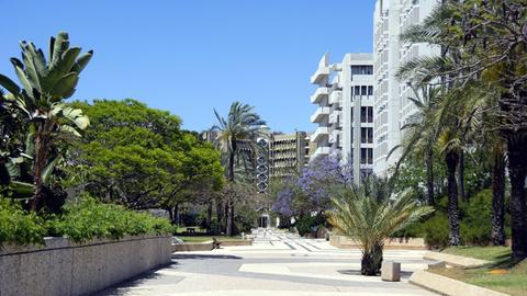 Das Außengelände und einige Gebäude auf dem Universitätscampus in Tel Aviv