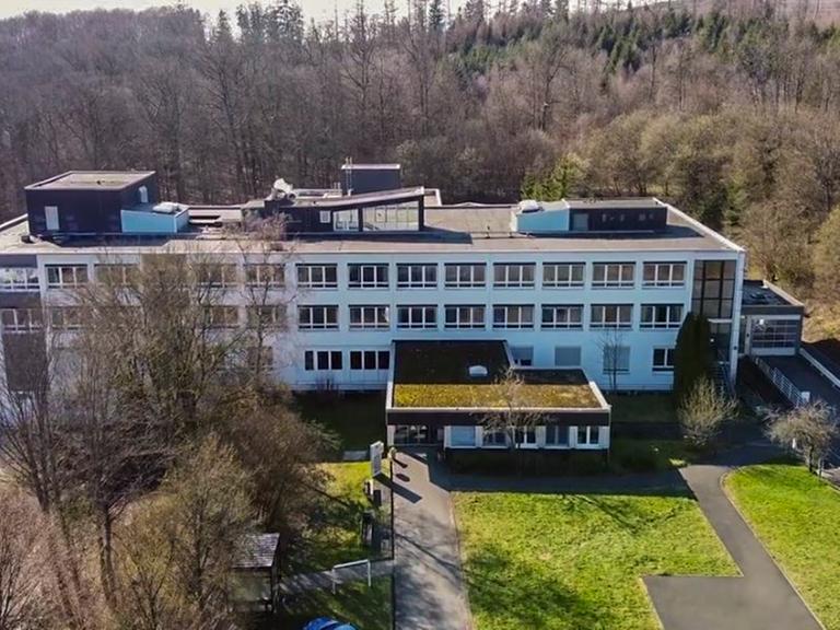 Luftaufnahme des Krankenhauses in Kredenbach im Siegerland