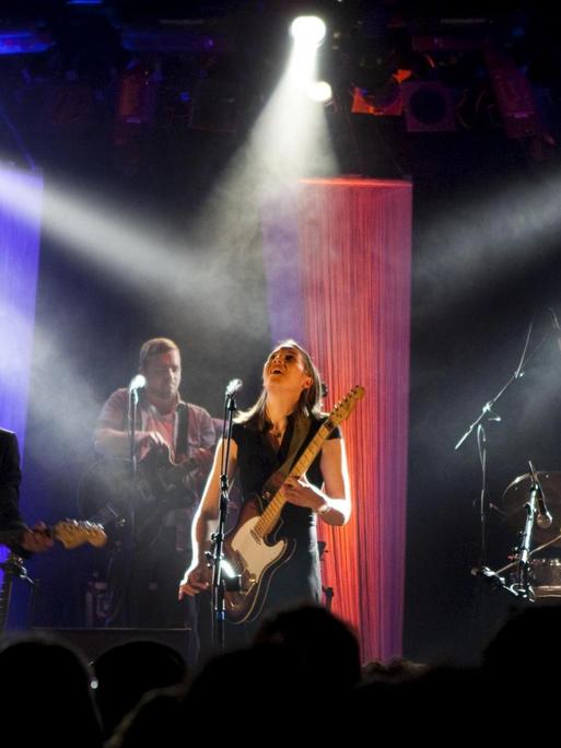 Die Schweizer Singer-Songwriterin Sophie Hunger live in der Schüür (Schweiz)