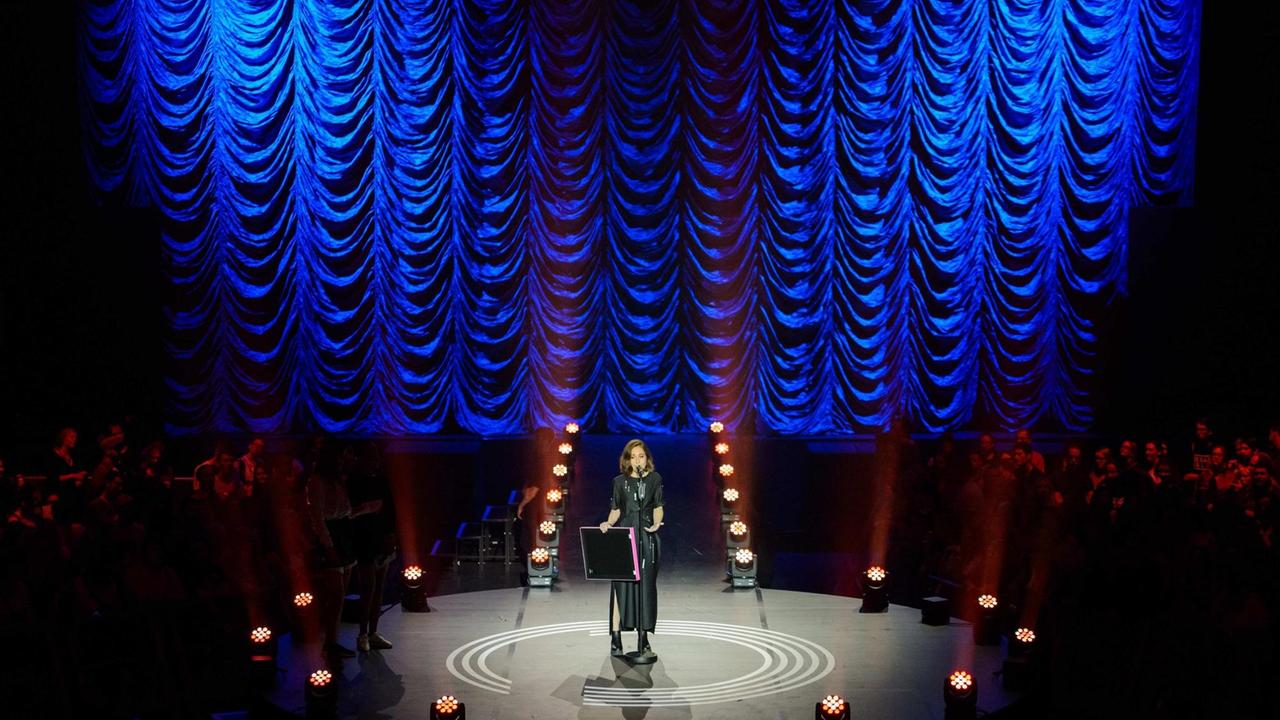 Die Sängerin Alice Merton bekommt den Preis als "Lieblings-Solokünstlerin" am 08.09.2017 bei der Verleihung des Preises für Popkultur des "Vereins zur Förderung der Popkultur" im Tempodrom in Berlin.