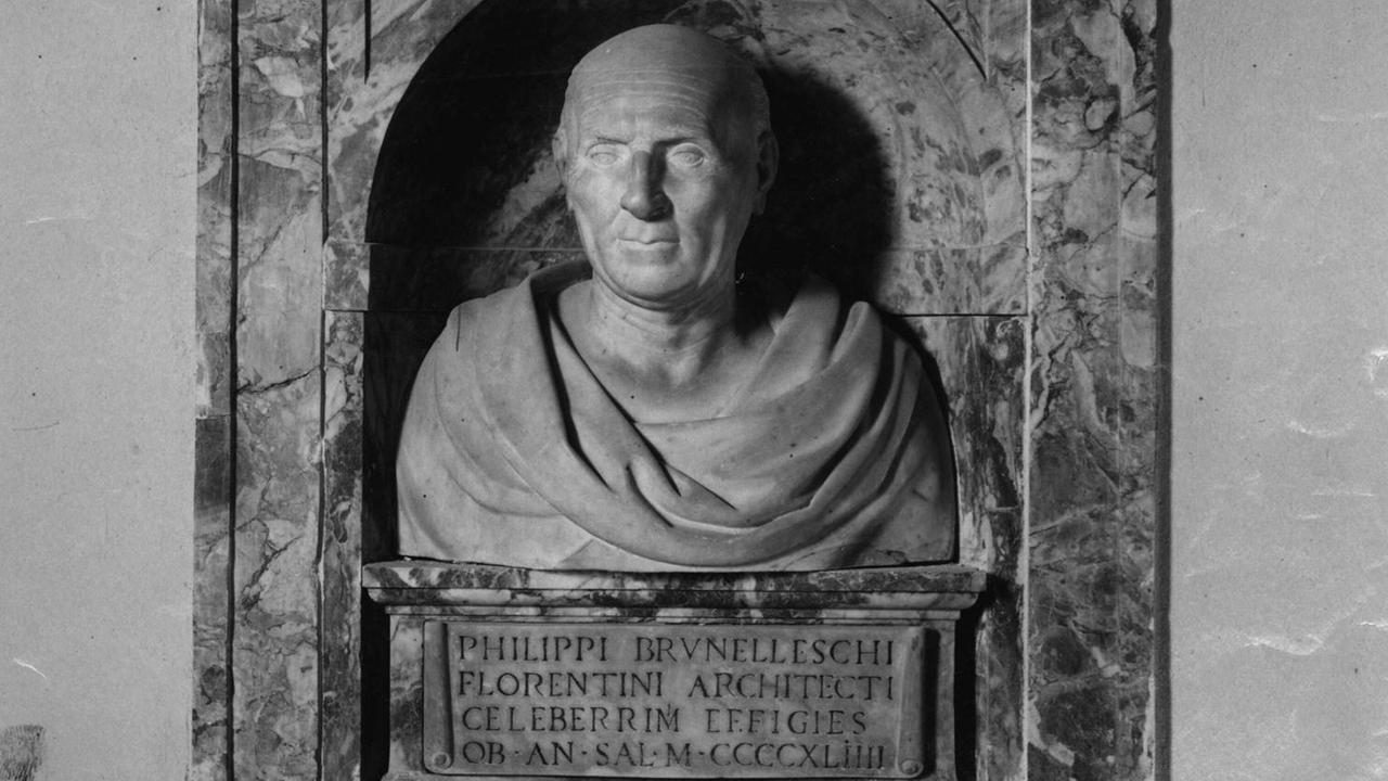 Ein schwarz- schwarz-weiß Foto im Hochformat zeigt eine Marmor-Porträt-Büste des italienischen Architekten Filippo Brunelleschi Boden Shelley in Toga und mit Kapuze