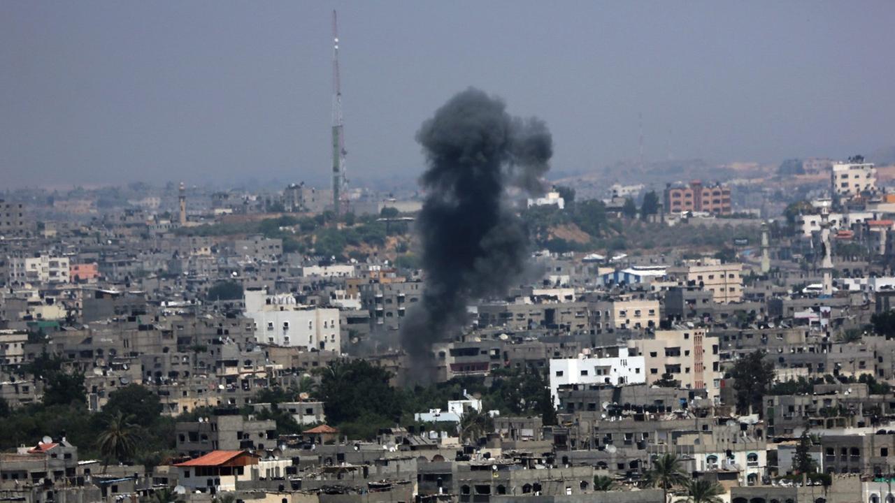 Israelische Bomben fliegen auf Gaza-Stadt.